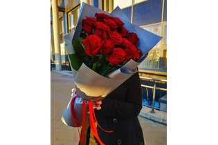Букет из 13 красных роз «Лора»