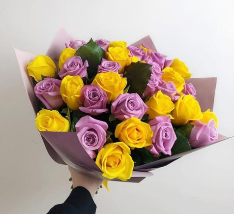 Букет с желтыми и розовыми розами «Солнечный день»