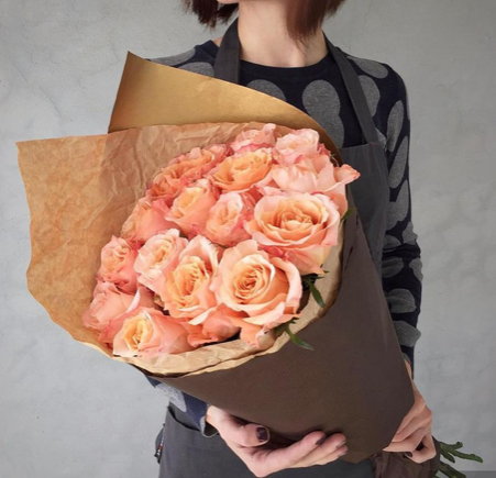Букет из 15 розовых роз «Мэрилин»