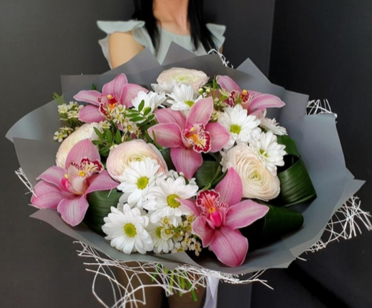 Миксбукет с розами и орхидеями «Парадокс»