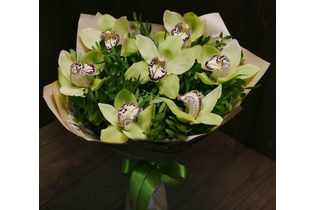 Букет с орхидеями «Лайм»