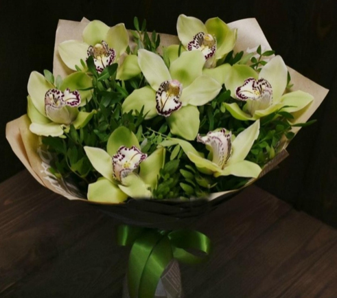 Букет с орхидеями «Лайм»