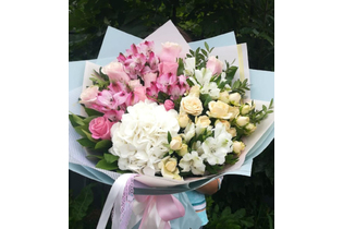 Миксбукет с розами и гортензией «Волшебство»