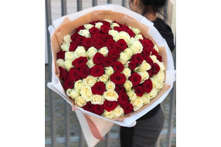 Букет из белых и красных роз «Заветное желание»