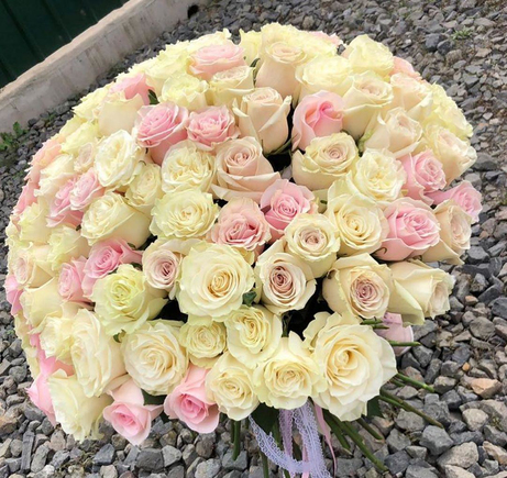Букет из белых и розовых роз «Ода любви»