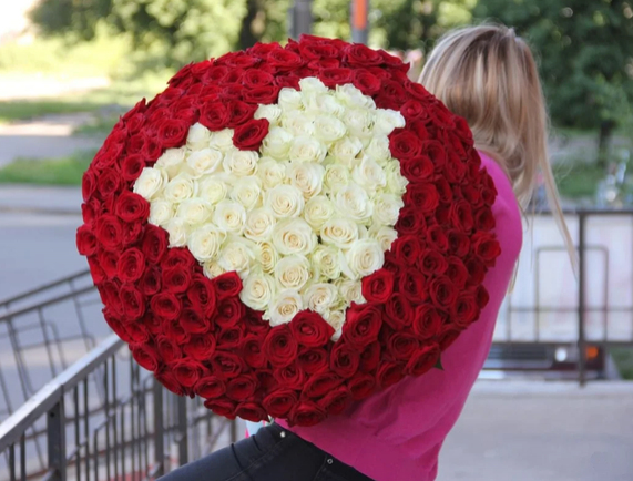 Букет из красных и белых роз «Люблю»