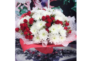 МИКСБУКЕТ С РОЗАМИ И ХРИЗАНТЕМАМИ «СНЕЖНАЯ ЗИМА»