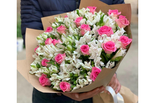 БУКЕТ С РОЗАМИ И АЛЬСТРОМЕРИЯМИ «НЕЖНЫЙ»