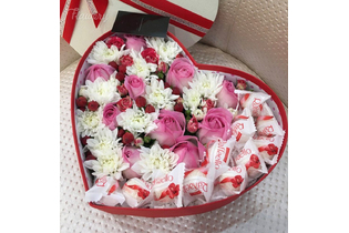 ЦВЕТЫ В КОРОБКЕ В ФОРМЕ СЕРДЦА С ХРИЗАНТЕМАМИ «КРАСОТА»