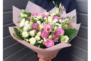 МИКСБУКЕТ С РОЗОЙ И ЭУСТОМОЙ «КАРМЕЛИТА»