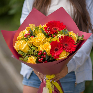Миксбукет с герберами и розами «Люси»