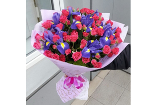 Букет из роз и ирисов 