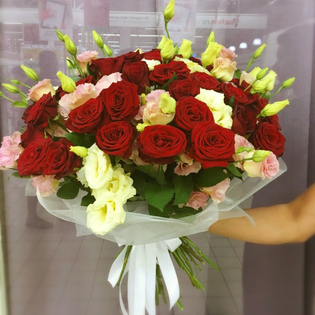 Миксбукет из  розы и эустомы 