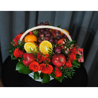 Корзина с розами и фруктами 