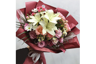 Миксбукет с  ллиями и розами 