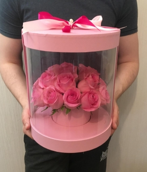 19  розовых роз в прозрачной коробке