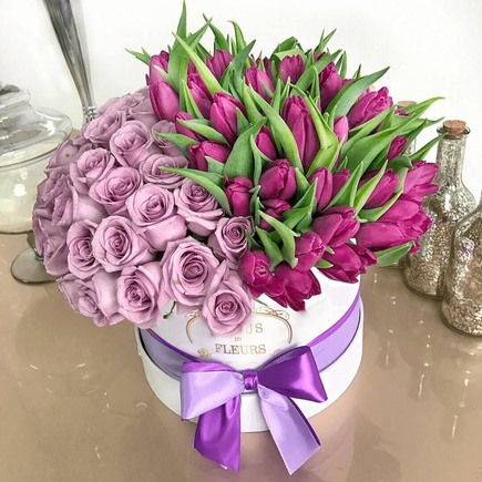 Шляпная коробка из роз и тюльпанов 