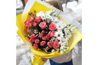 Миксбукет из роз и хризантем  Возвышенная любовь