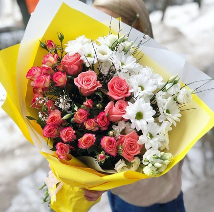 Миксбукет из роз и хризантем  Возвышенная любовь