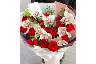 Сборный букет из роз и орхидеи Белый танец