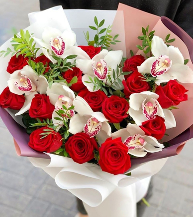 Сборный букет из роз и орхидеи Белый танец