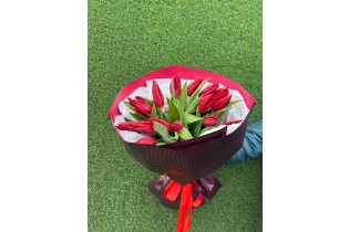 Букет из красных тюльпанов