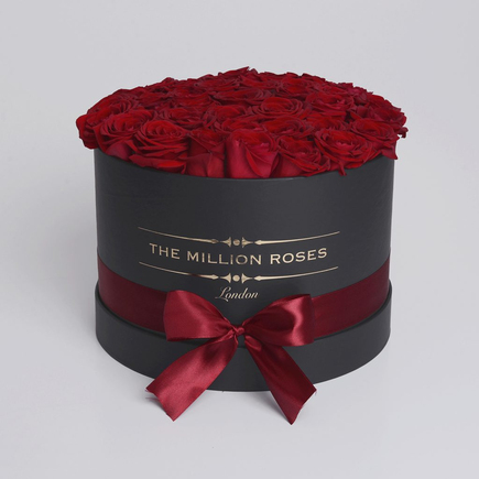 Шляпная коробка с 51 красной розой