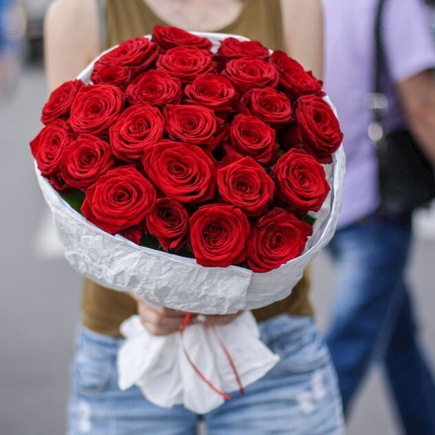 21 красная роза в крафте «Свежий»