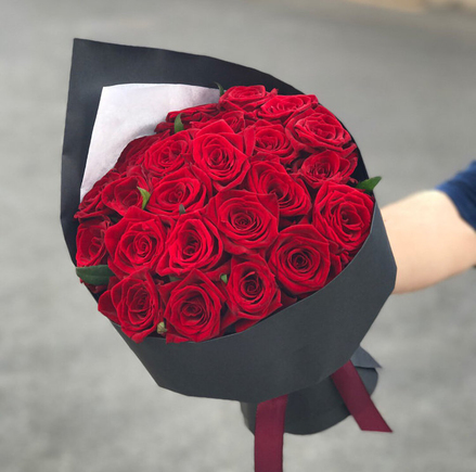 25 красных роз в крафте «Первое свидание»