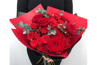 Букет с красными розами «Алый»