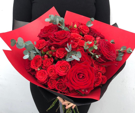 Букет с красными и бордовыми розами «Алый»