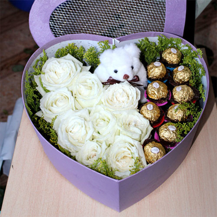Цветы в коробке в форме сердца с белыми розами