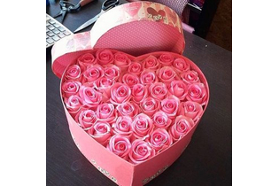 Коробка в форме сердца с 51 розовой розой