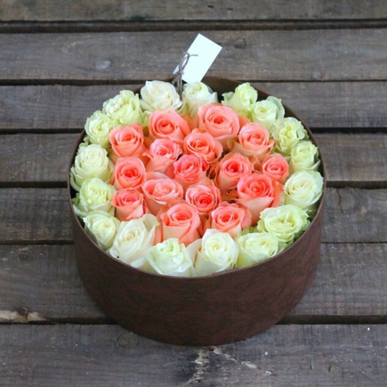Шляпная коробка с белыми и розовыми розами