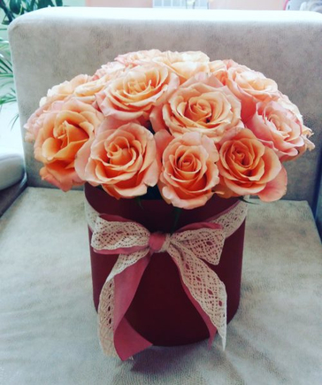 Шляпная коробка с розами «Яркая улыбка»